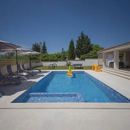 Single-storey With Private Pool *